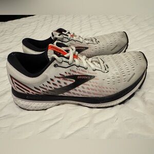Brooks Men's White and‎ Black Athletic Shoes size 8.5